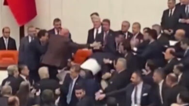 Botte in Parlamento per la nomina del ministro della Giustizia. Turchia sotto choc. VIDEO