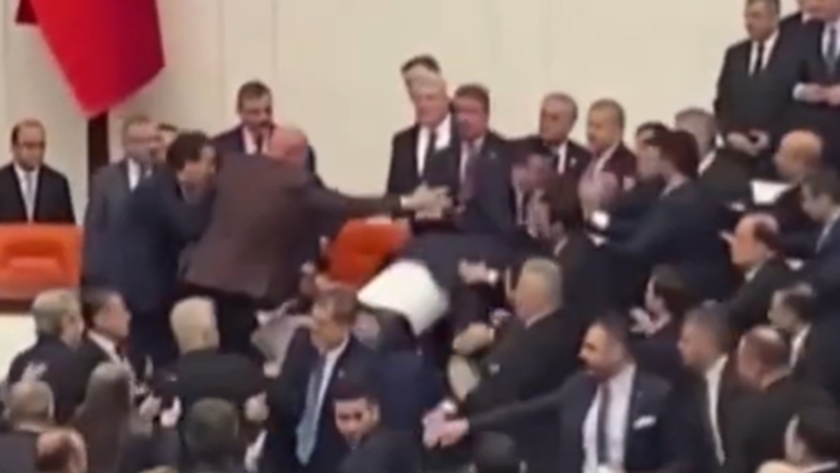 Botte in Parlamento per la nomina del ministro della Giustizia. Turchia sotto choc. VIDEO Botte in Parlamento per la nomina del ministro della Giustizia. Turchia sotto choc. VIDEO