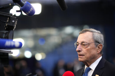 Draghi sbrana l’Europa, nuovo allarme: “L’economia sta peggiorando, dobbiamo agire il prima possibile”