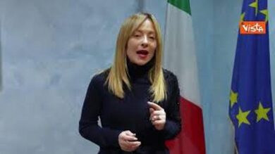 Ddl Immigrazione, Meloni: “Chi viene a vivere in Italia deve rispettare regole sennò sarà espulso”