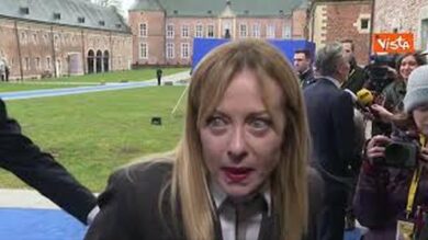 Fuorionda della premier Meloni durante il punto stampa in Belgio: “Sto congelando”