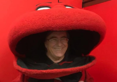 Al Bano veste i panni del Gabibbo per Striscia la Notizia ma viene malmenato: “Ma si è fatto male l’altro”