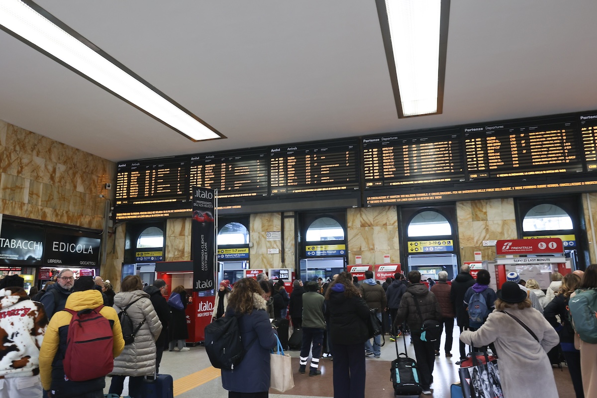 Alta velocità, due sabotaggi sulle linee Roma-Napoli e Roma-Firenze. Salvini: “Odiosi atti criminali contro l’Italia” Alta velocità, due sabotaggi sulle linee Roma-Napoli e Roma-Firenze. Salvini: “Odiosi atti criminali contro l’Italia”