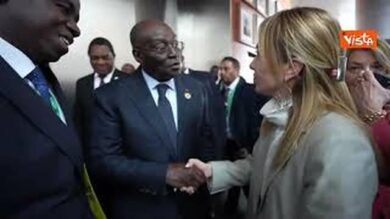 La premier Meloni arriva alla riunione dell’Unione Africana, incontrando capi di Stato e di Governo