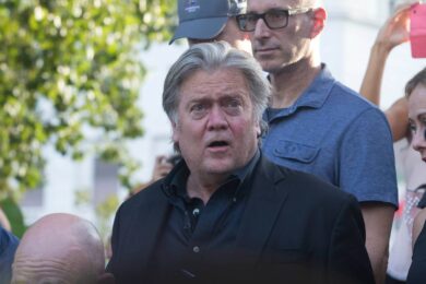 Usa, Bannon scrisse a Epstein: “Faremo cadere Papa Francesco”. E il piano di un film sui preti gay per “purificare” la Chiesa