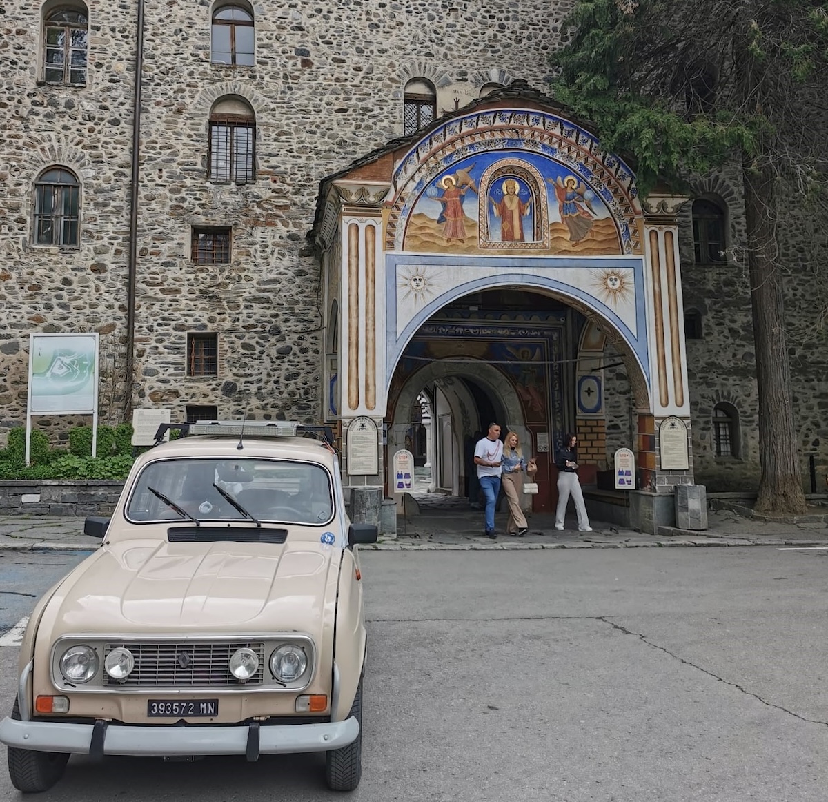 Strade e Polvere: 7.000 km tra Balcani e Turchia con una Renault 4