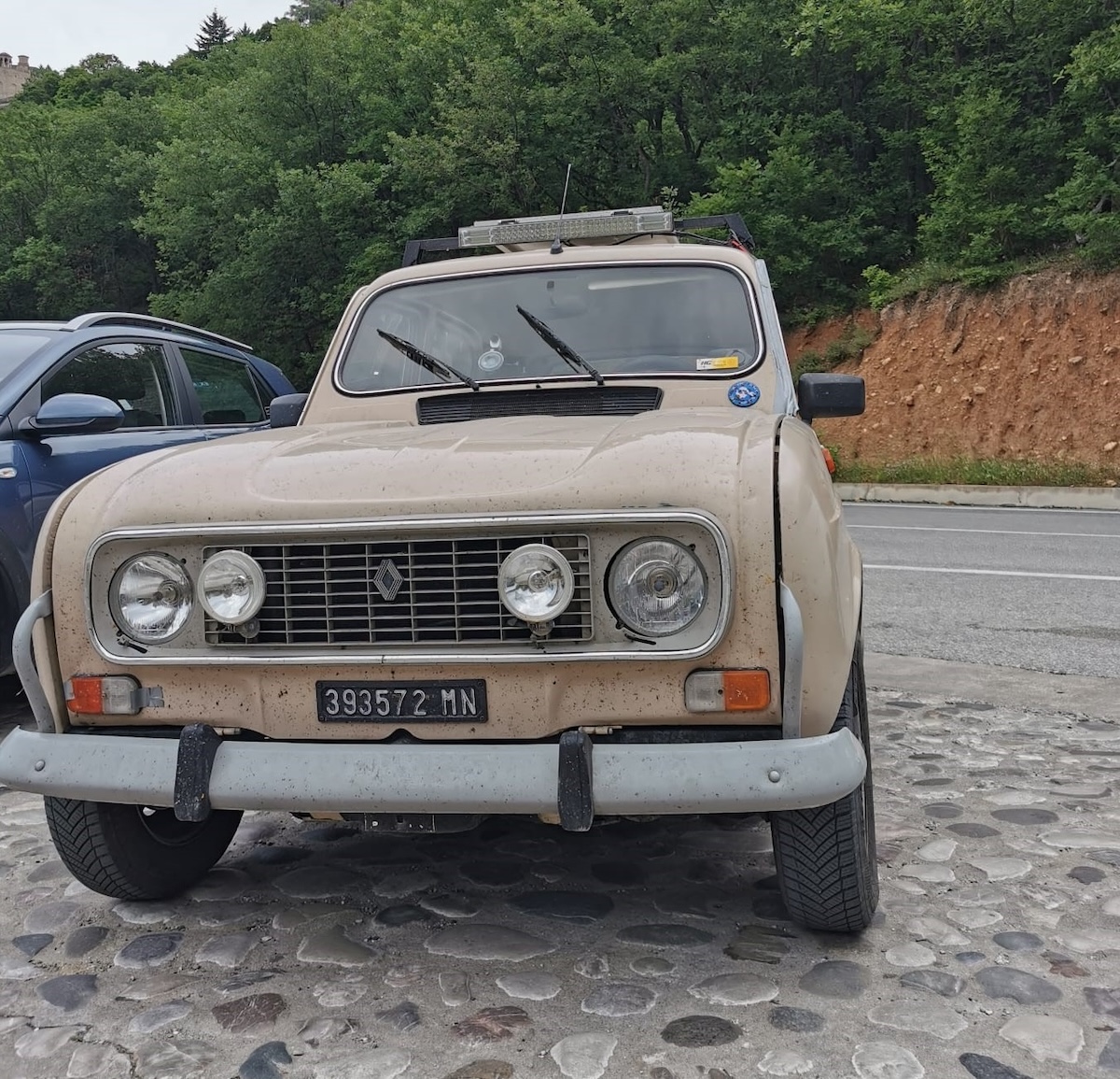 Strade e Polvere: 7.000 km tra Balcani e Turchia con una Renault 4