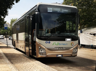 Brindisi, è allarme sicurezza: due autobus del trasporto pubblico presi a sassate