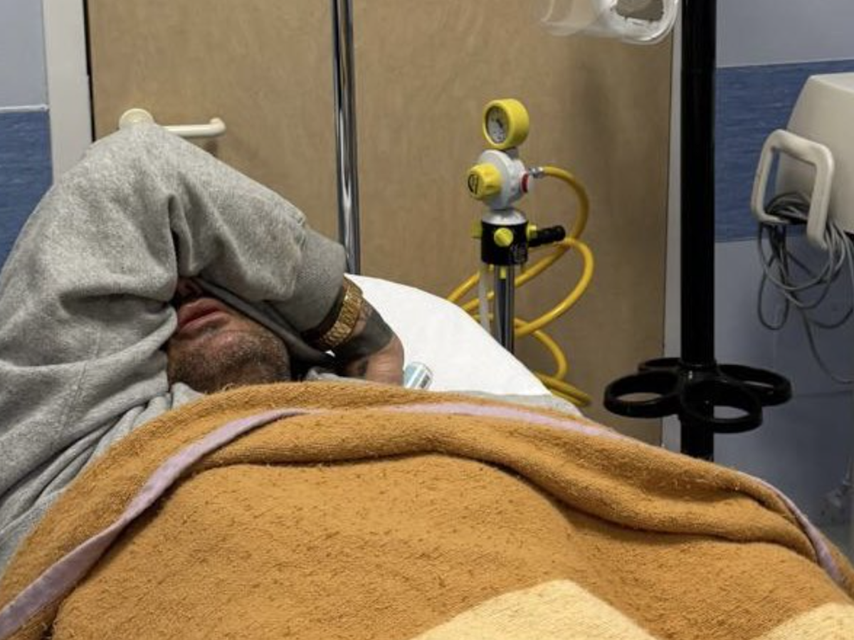 Fabrizio Corona in ospedale, il conduttore di Falsissimo fa preoccupare i suoi fan. Mare di commenti su X. FOTO Fabrizio Corona in ospedale, il conduttore di Falsissimo fa preoccupare i suoi fan. Mare di commenti su X. FOTO