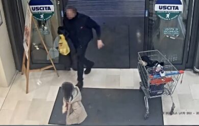 Tenta di rapire una bimba di un anno e mezzo in un supermercato, arrestato. Il video dell’aggressione