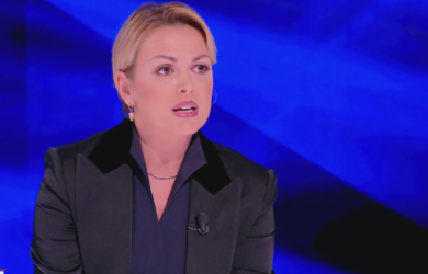 Francesca Pascale contro i manifestanti pro Pal al carnevale di Viareggio: “Lavatevi”