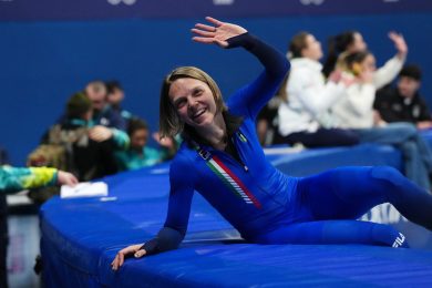 Milano-Cortina, dopo una domenica d’oro delusione azzurra: Arianna Fontana fuori dal podio nei 1000 short track