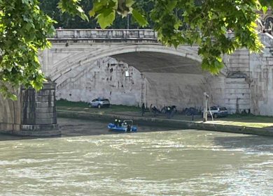 Roma, una donna precipita nel Tevere: è stata recuperata dai vigili del fuoco e trasportata in ospedale