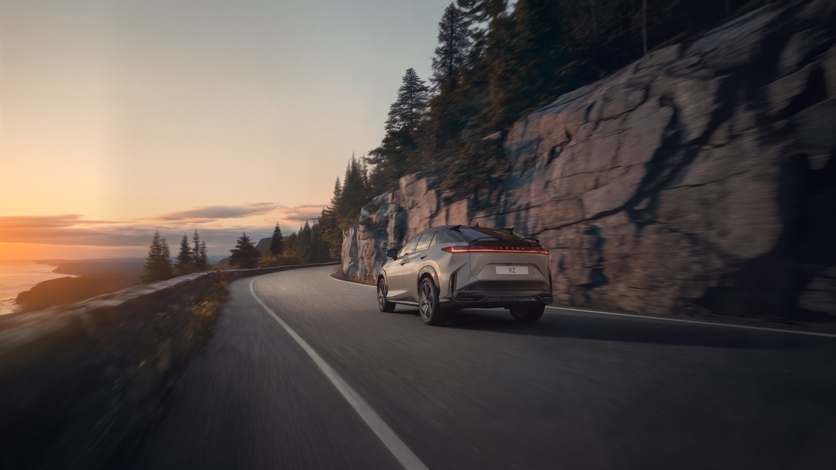 Lexus RZ, arriva lo steer-by-wire: come cambia la guida con One Motion Grip