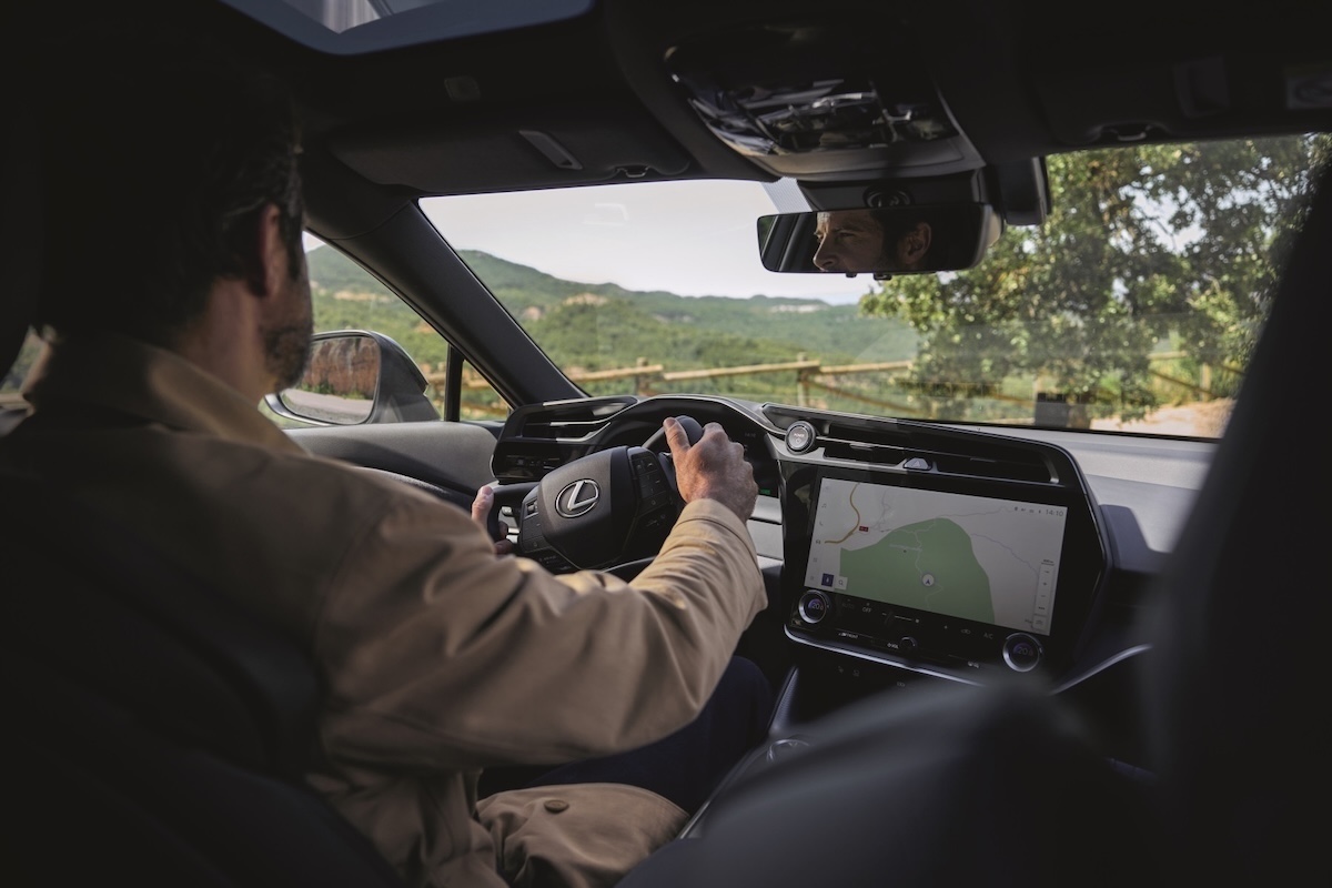 Lexus RZ, arriva lo steer-by-wire: come cambia la guida con One Motion Grip