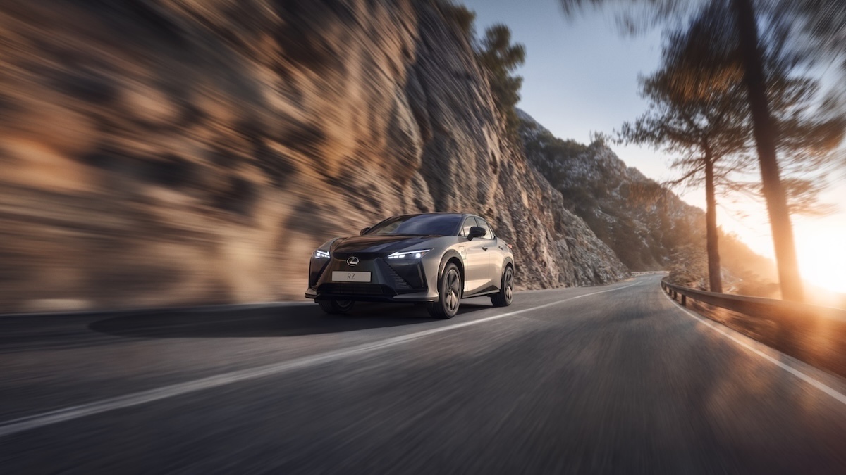 Lexus RZ, arriva lo steer-by-wire: come cambia la guida con One Motion Grip