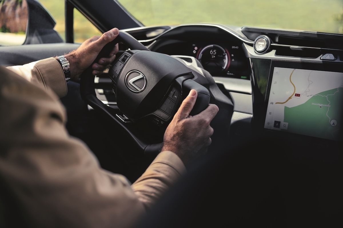 Lexus RZ, arriva lo steer-by-wire: come cambia la guida con One Motion Grip