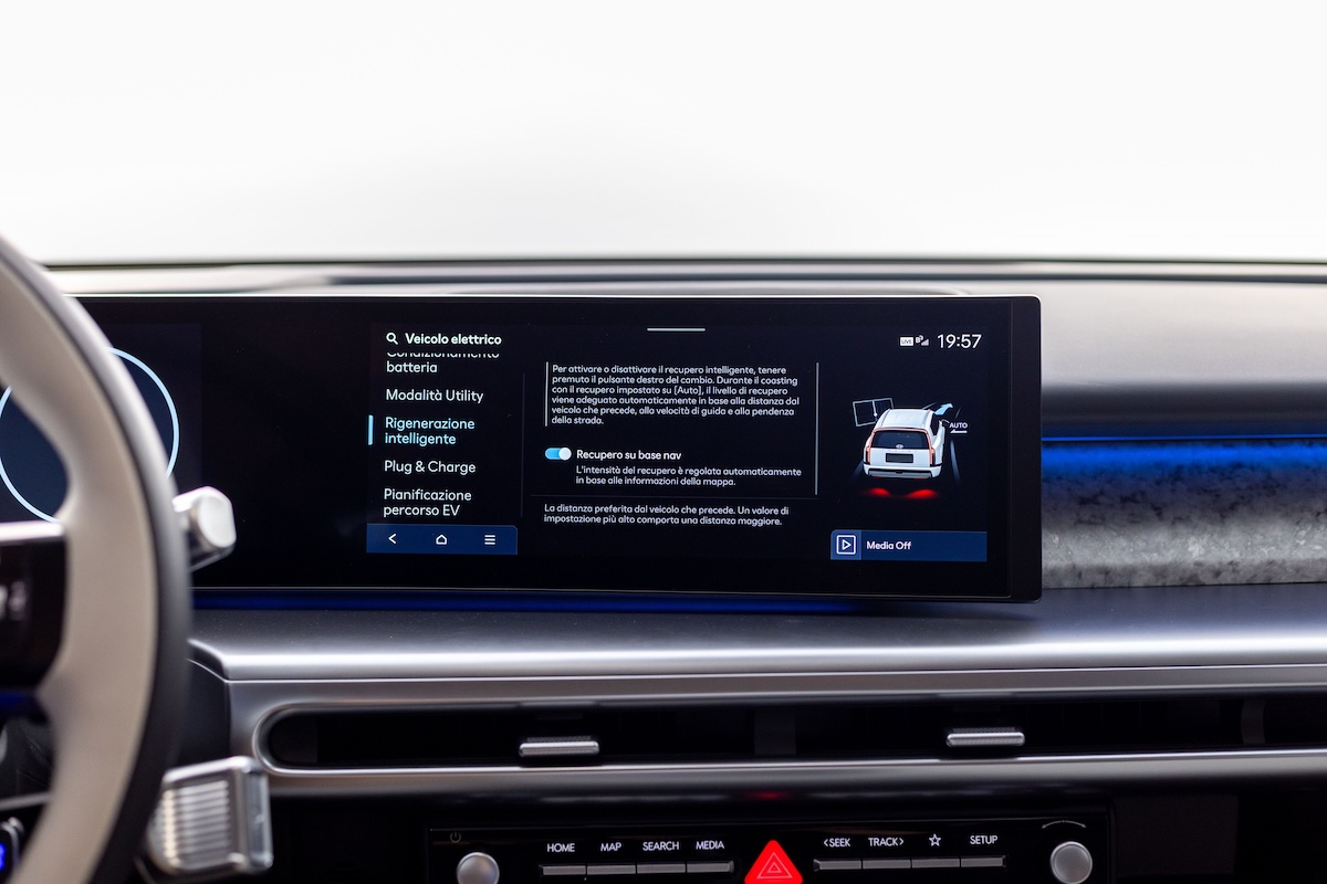 Hyundai rende “smart” la frenata rigenerativa: più comfort, più autonomia