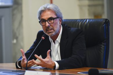 Napoli, incendio al teatro Sannazaro. Luciano Cannito: “Brucia un simbolo della città. Ora è nostro dovere salvaguardare la cultura dall’invasione dell’IA”