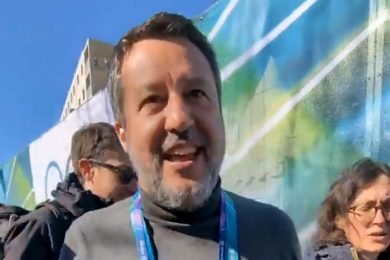 Preservativi finiti al villaggio olimpico, Salvini ironizza: “Ne danno 50 al giorno, ma sono già esauriti”