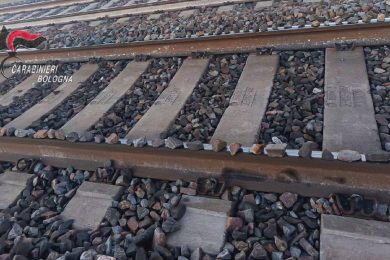 Sabotaggio treni, arrestato un 20enne. Aveva posizionato pietre sui binari. I carabinieri evitano l’impatto con un Frecciarossa