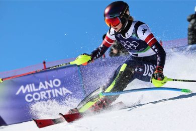 Milano-Cortina, finisce la maledizione per Mikaela Shiffrin: è medaglia d’oro nello slalom speciale 12 anni dopo l’ultima volta