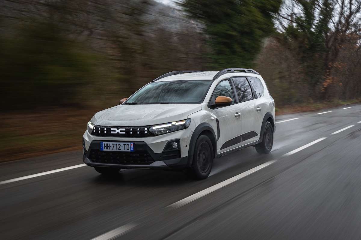 Nuovo Dacia Duster, il SUV robusto che punta su stile e sostanza Nuovo Dacia Duster, il SUV robusto che punta su stile e sostanza