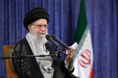 Attacco Usa-Israele all’Iran, i media: “Khamenei è morto, Netanyahu ha visto la foto del corpo”. Chiuso lo stretto di Hormuz. Crosetto bloccato a Dubai dopo i missili di Teheran
