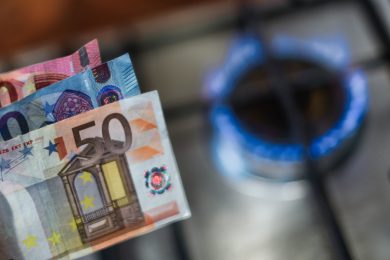 Guerra in Iran e bollette, maxi aumenti in arrivo. Salasso per le tasche degli italiani: le cifre
