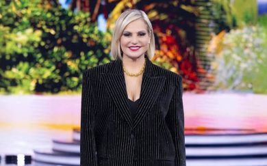 Simona Ventura, la sua scuola di talenti inizia ad ingranare: ricavi raddoppiati in un solo anno e utile in forte crescita. Esclusivo