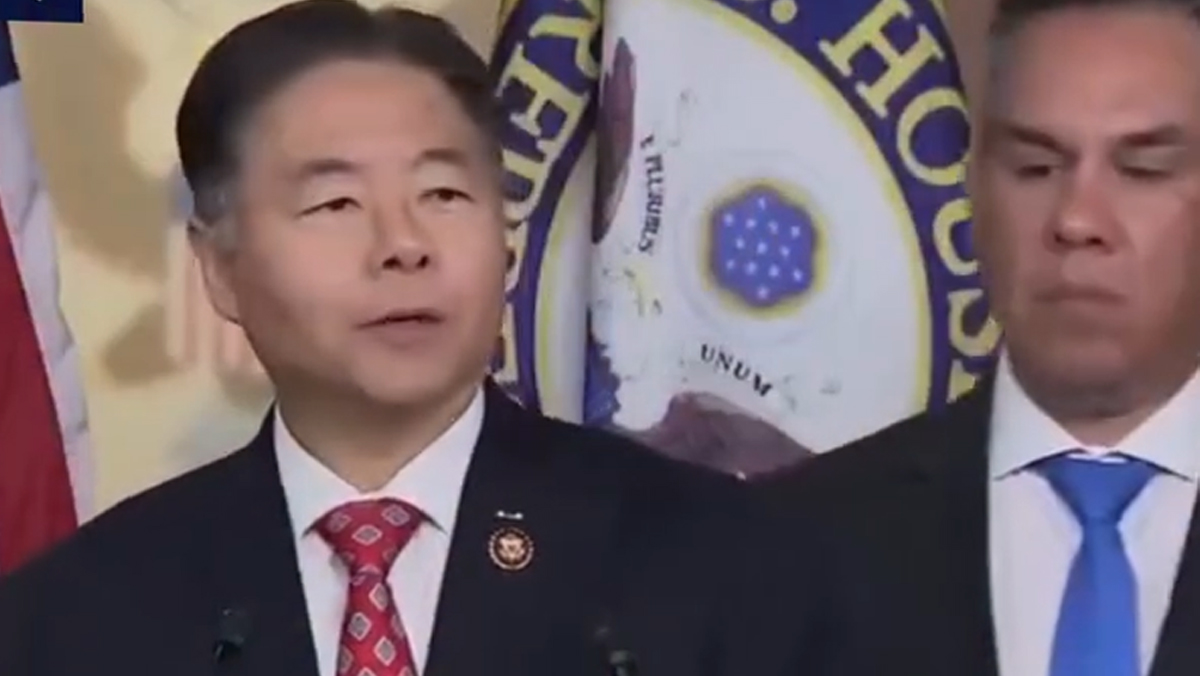 Epstein, il deputato Ted Lieu: “Nei documenti accuse gravissime che coinvolgerebbero Trump” Epstein, il deputato Ted Lieu: “Nei documenti accuse gravissime che coinvolgerebbero Trump”