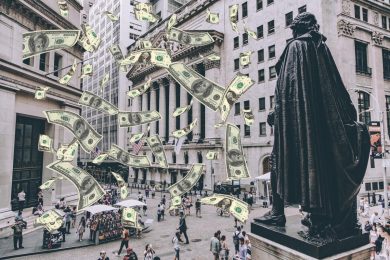 Usa, shutdown e dazi di Trump mettono in crisi l’economia: nel quarto trimestre frena la crescita, inflazione oltre le attese. I numeri