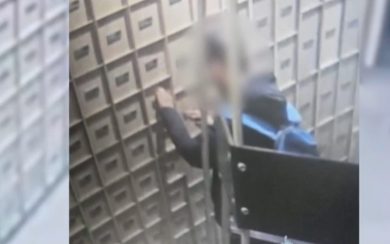 Milano, ladro maldestro entra nel caveau di una banca ma resta bloccato fino all’alba: salvato dai vigili del fuoco (e arrestato)