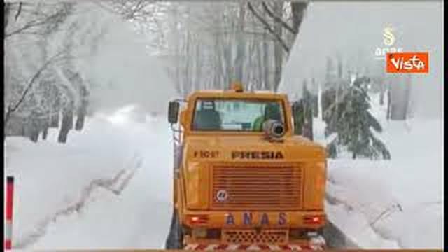 Emergenza neve in Calabria, Anas soccorre una famiglia bloccata