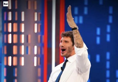 Ascolti tv, controsorpasso di De Martino su Gerry Scotti: Bonolis nel preserale è più vicino a Liorni (ma sempre distante). I dati Auditel dell’access prime time