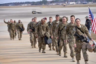 Tensione alle stelle USA-Iran: soldati americani evacuati dalle basi in Medio Oriente e maxi portaerei avanza nel Mediterraneo