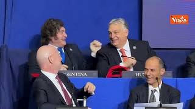 Board of Peace, Milei e Orban scherzano tra i banchi facendo il karaoke con i microfoni