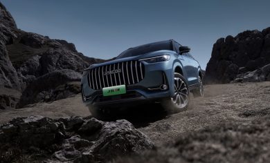 Jaecoo 8 SHS-P: consumi da utilitaria e ricarica 30-80% in 20 min