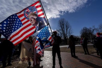 Trump bocciato da oltre la metà degli americani: al 60% degli elettori non convince più il suo operato. Il sondaggio
