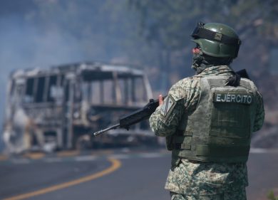 Messico nel caos per l’uccisione del capo dei narcos: campionato di calcio sospeso, aeroporti chiusi. La Farnesina: “Evitate spostamenti”