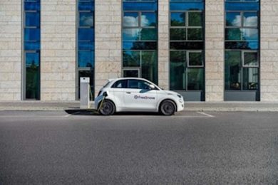 Carsharing più flessibile: Free2move porta Corsa e 500e nelle città