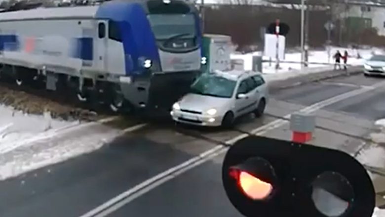 Auto travolta da due treni in pochi secondi: il video choc dalla rete