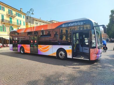 BYD B12 debutta a Verona: Blade Battery strutturale e 530 km