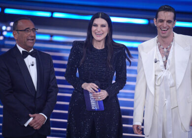 Sanremo 2026: l’omaggio di Lauro alle vittime di Crans, le battute di Lillo e la nuova classifica provvisoria