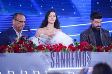 Sanremo e la scarsa presenza femminile nel cast, Carlo Conti schiva le polemiche: “Io scelgo le canzoni”