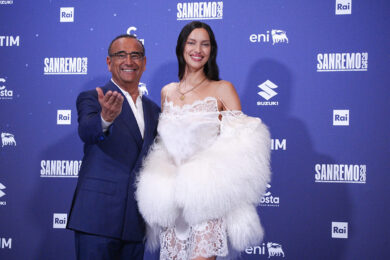 Sanremo rialza lo share, Conti ironizza sul caldo e lancia il “Sanremo Estate”. Polemiche, super ospiti e grandi sorprese all’Ariston