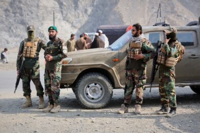 Il Pakistan attacca l’Afghanistan al confine: almeno 12 morti