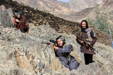 Pakistan-Afghanistan, una nuova guerra ha inizio. Bombardamenti senza sosta. L’Iran si offre di mediare
