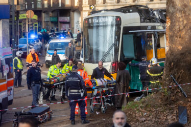Milano, il terrore dei testimoni del tram deragliato: “Un tonfo come una bomba, siamo stati tutti sbalzati”