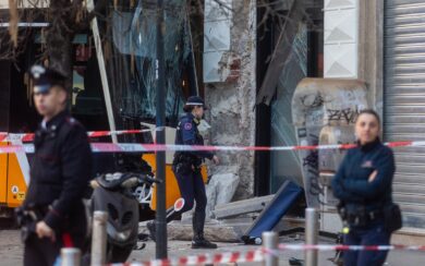 Tram deragliato a Milano, indagine per omicidio colposo: sequestrato il cellulare del conducente